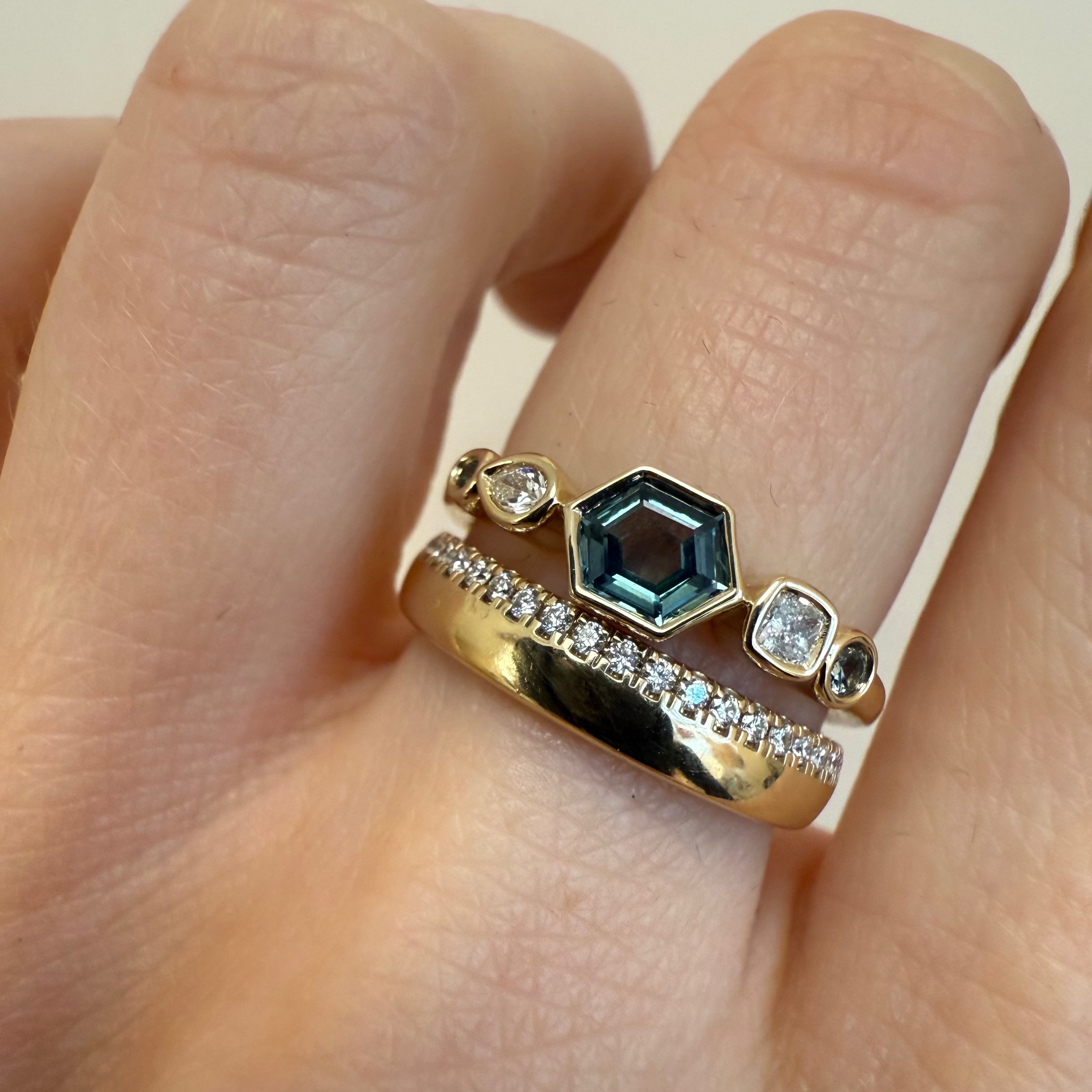 0.46ct Montana Sapphire and Diamond Linear Band Marrow Fine