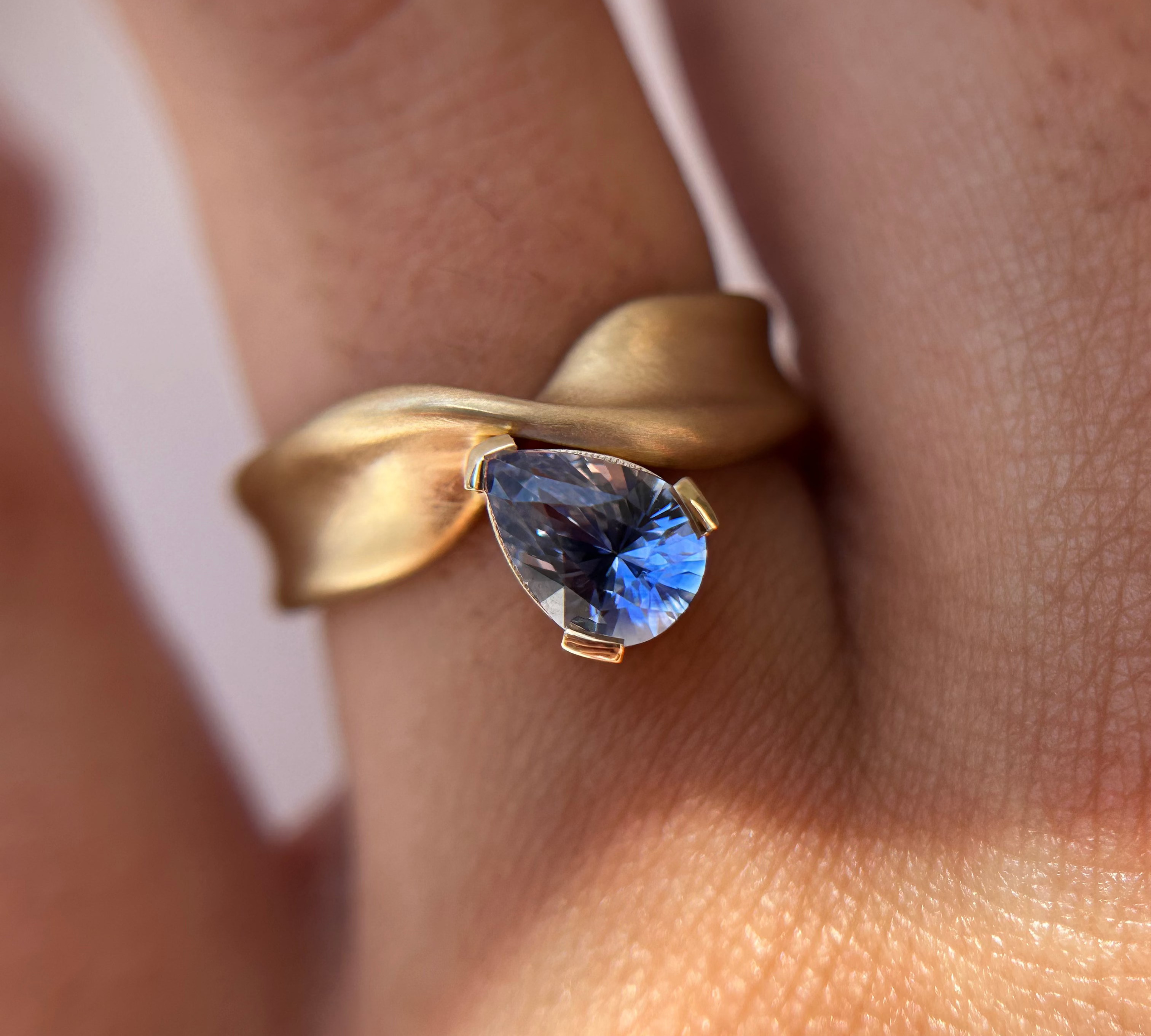 1.06ct Sapphire Twist Ring [on hand]