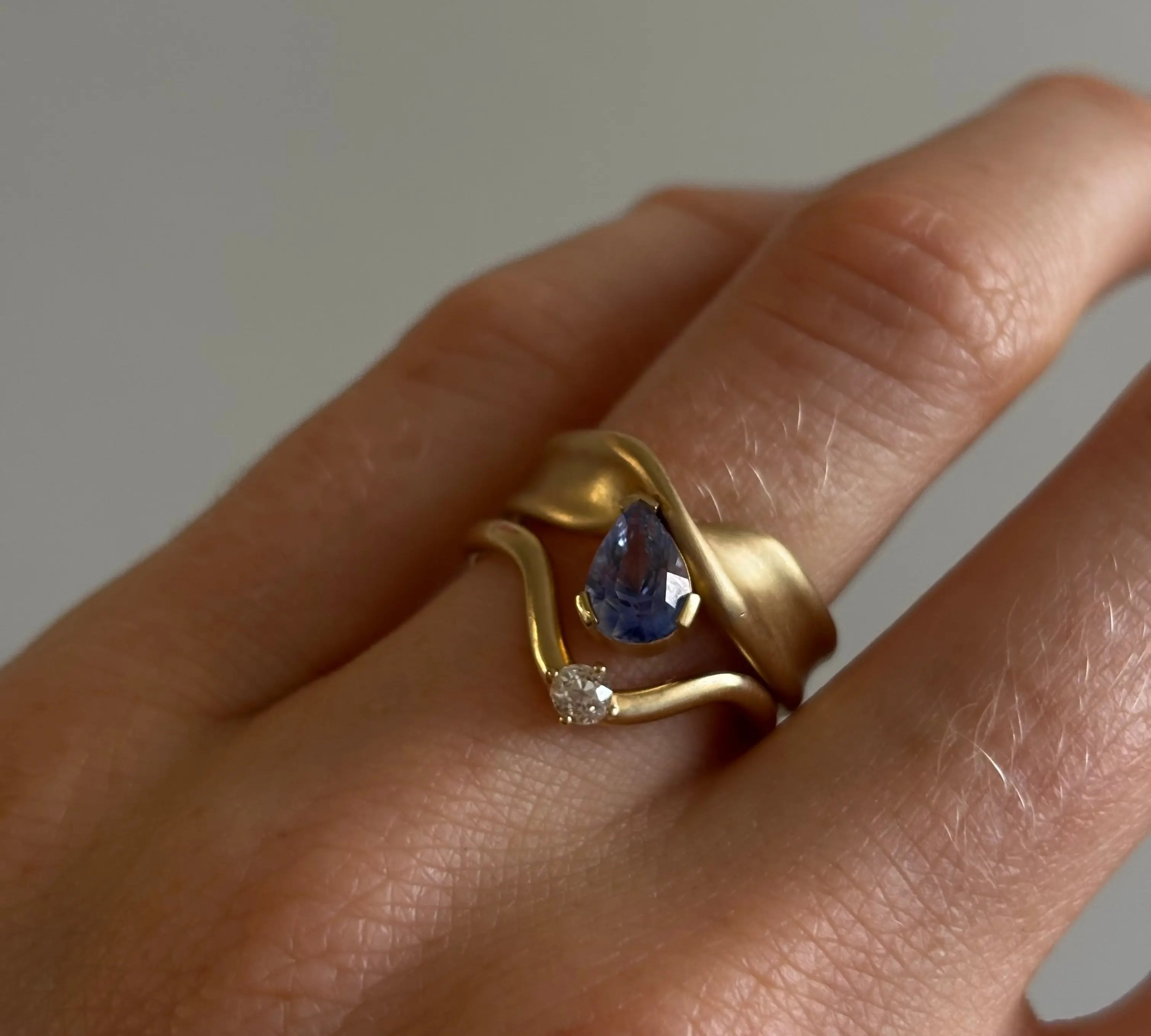 1.06ct Sapphire Twist Ring [on hand]