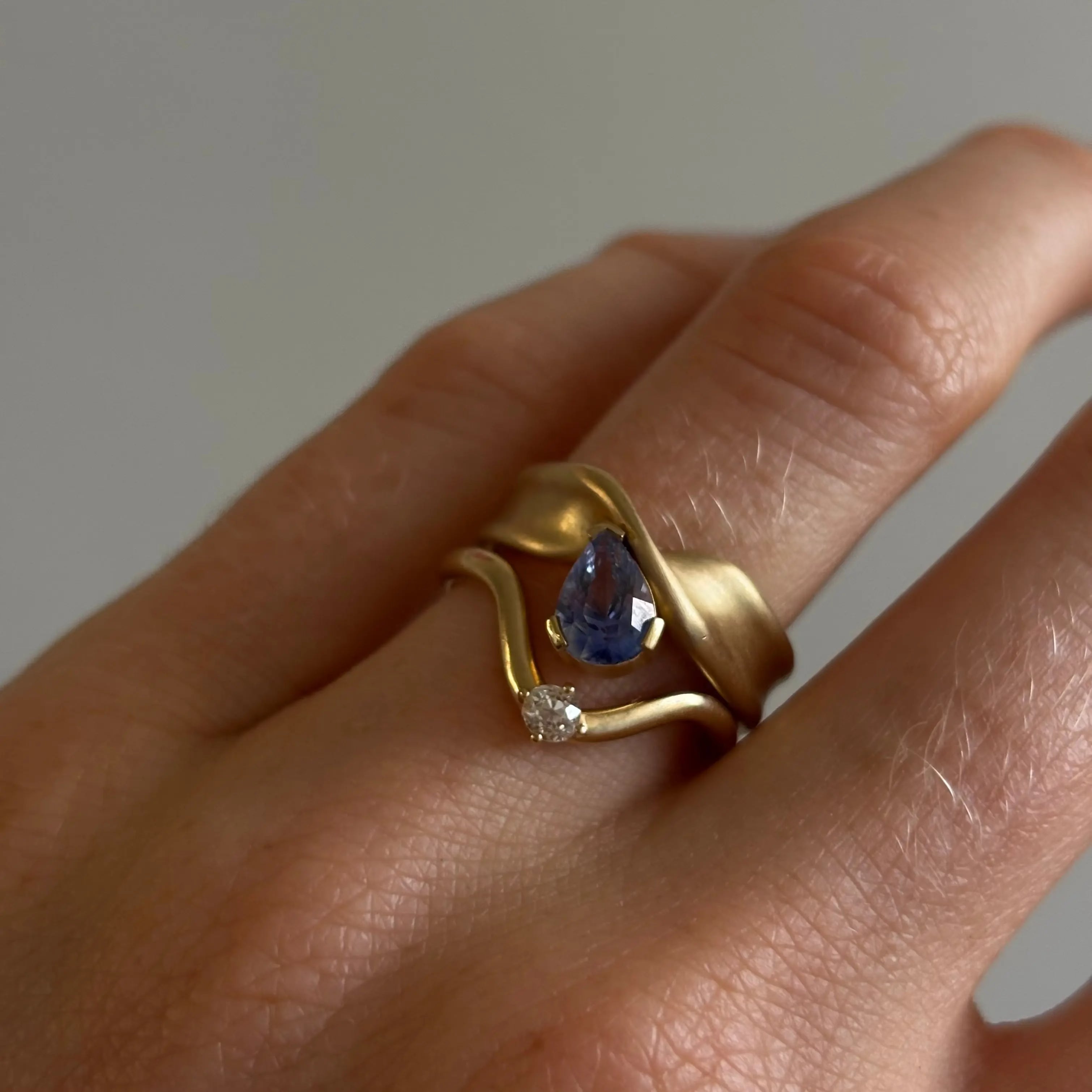 1.06ct Sapphire Twist Ring [on hand]