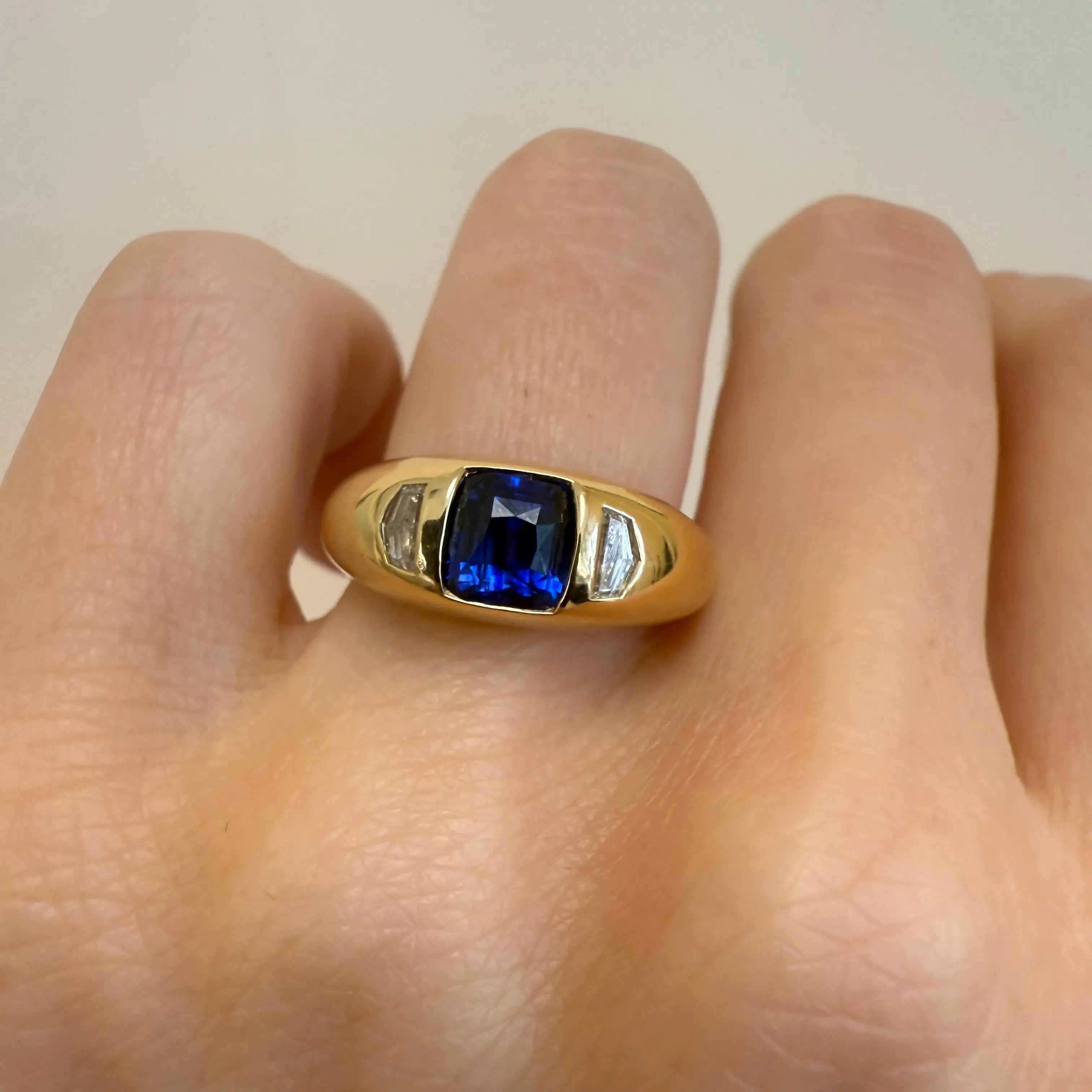 1.58ct Blue Sapphire & White Cadillac Diamond Bombe Ring [on hand]