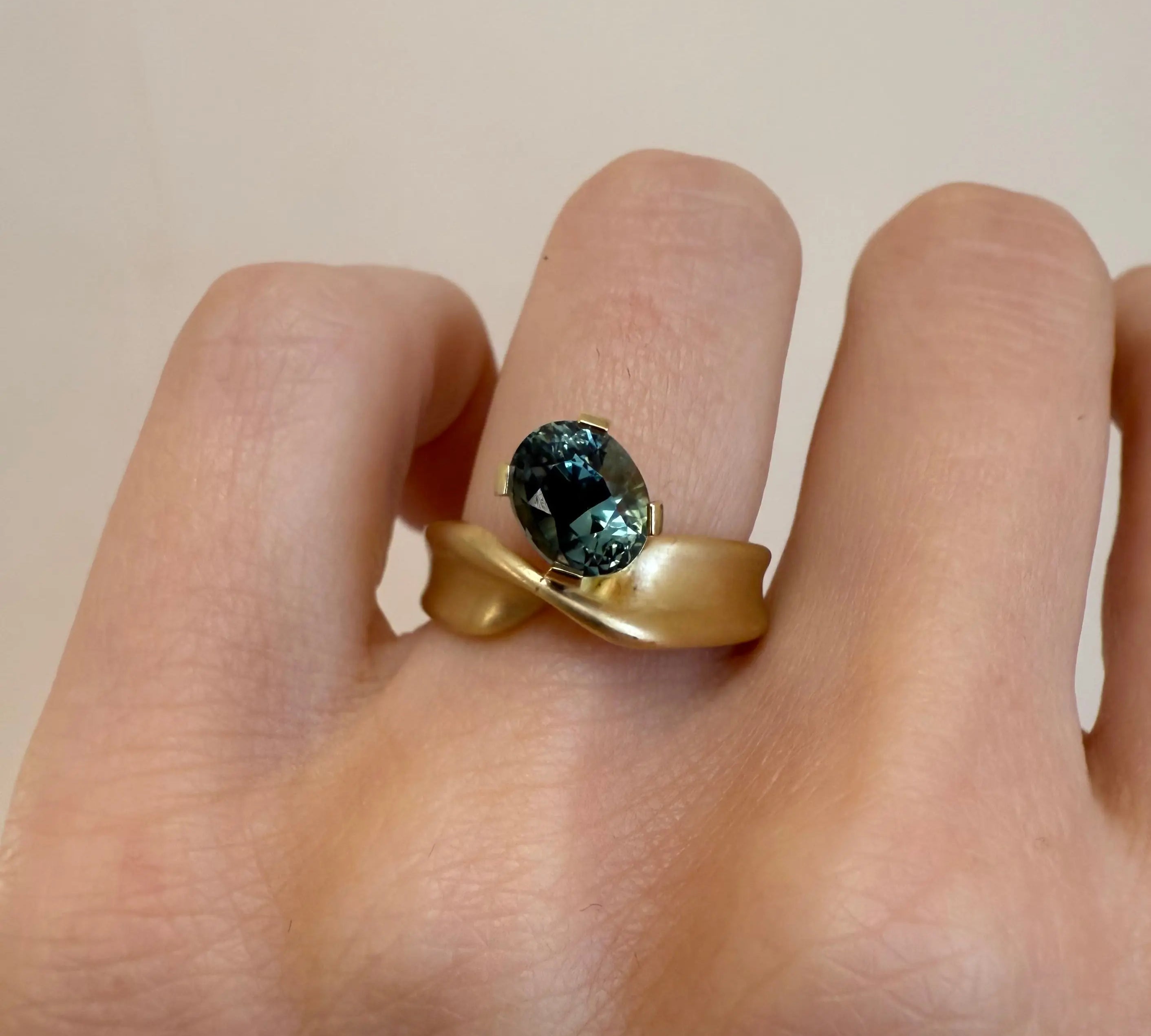 2.07ct Teal Oval Sapphire Twist Ring [on hand]