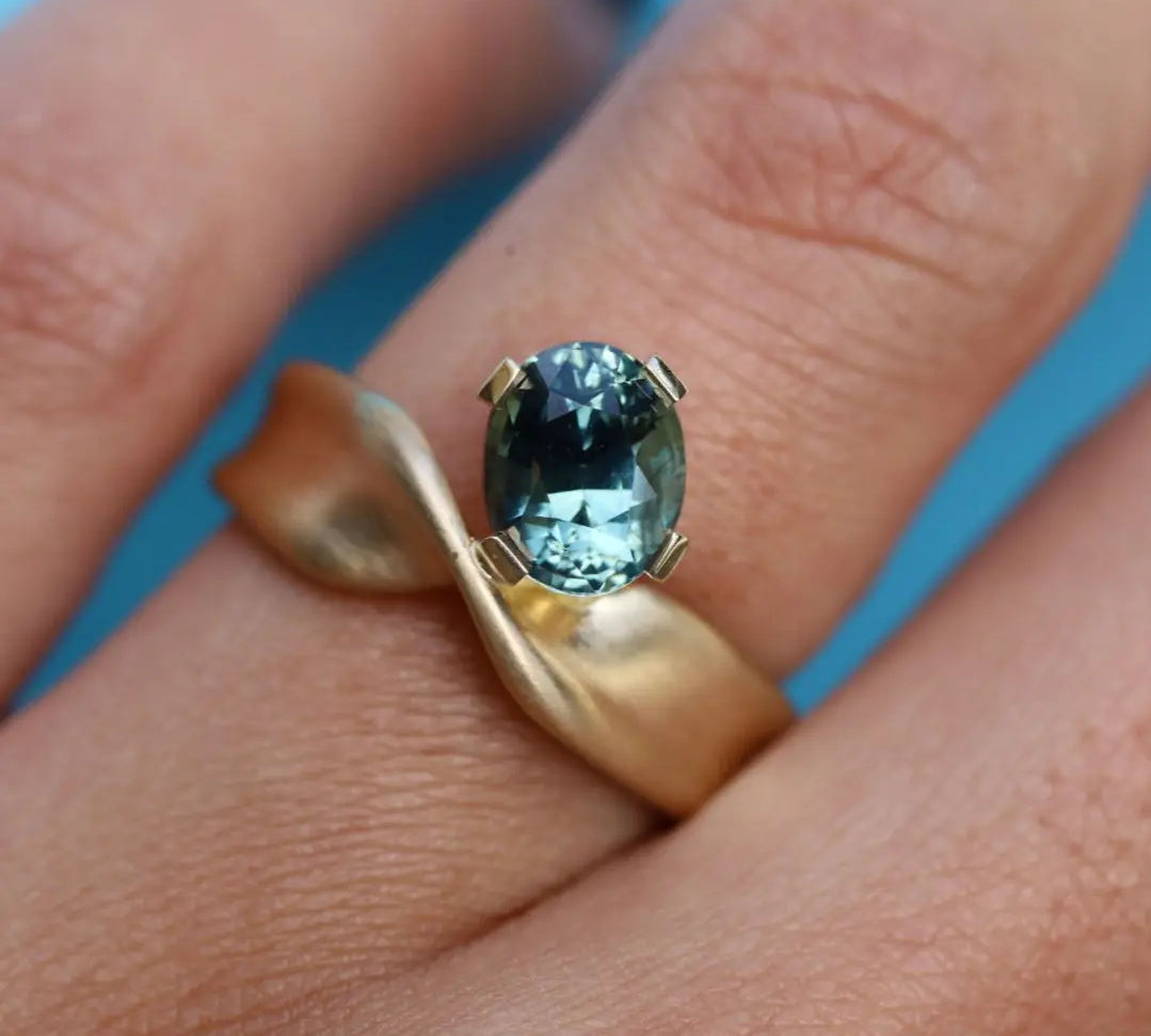 2.07ct Teal Oval Sapphire Twist Ring [on hand]