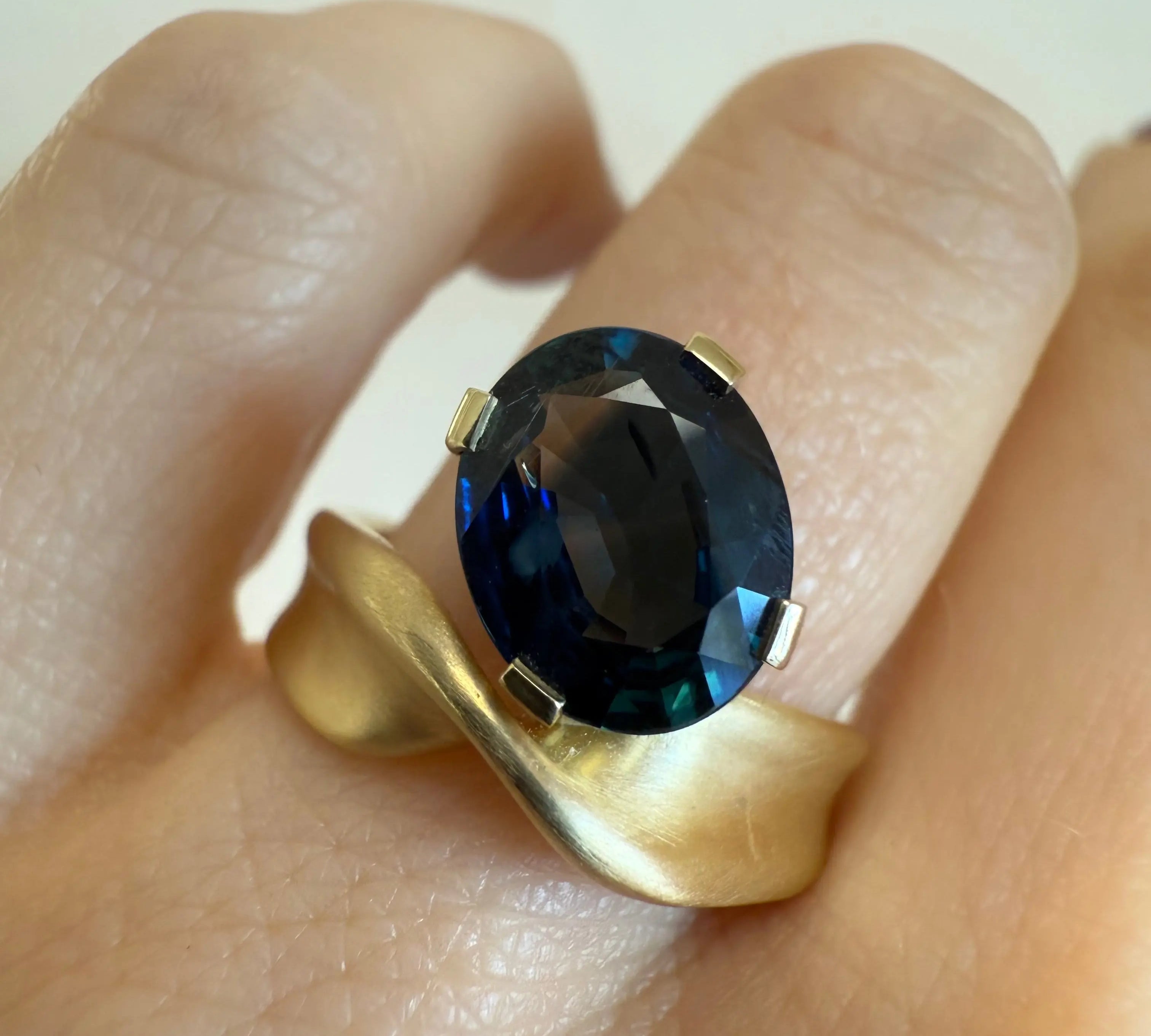 2.67ct Oval Sapphire Twist Ring [on hand]