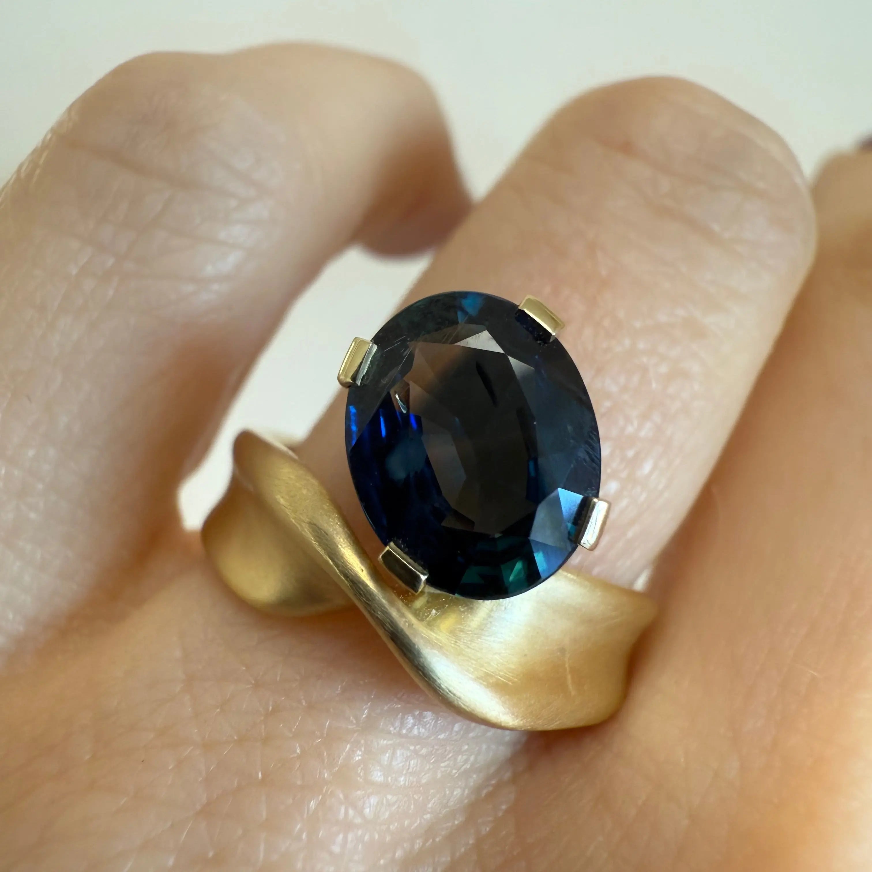 2.67ct Oval Sapphire Twist Ring [on hand]