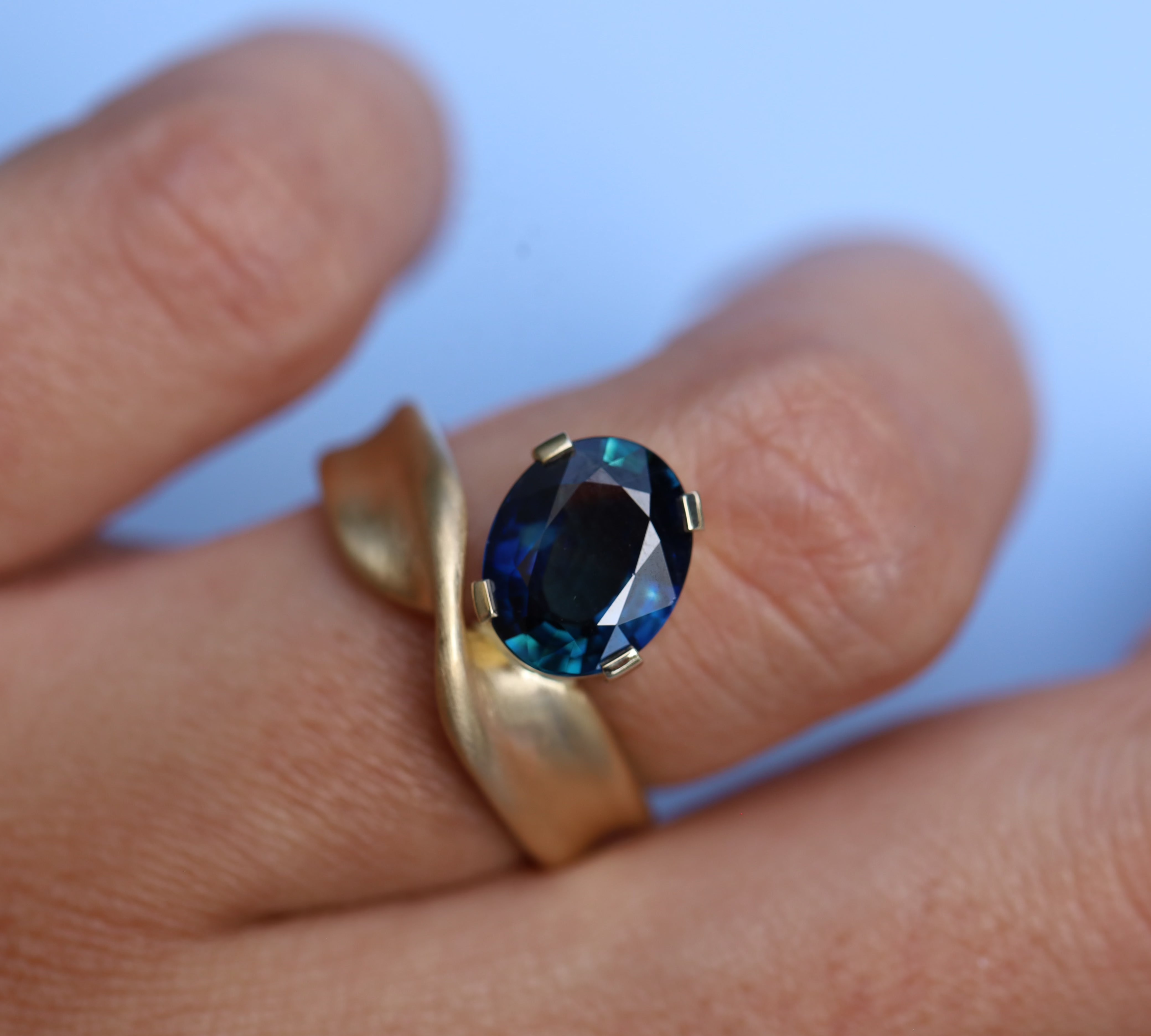 2.67ct Oval Sapphire Twist Ring [on hand]