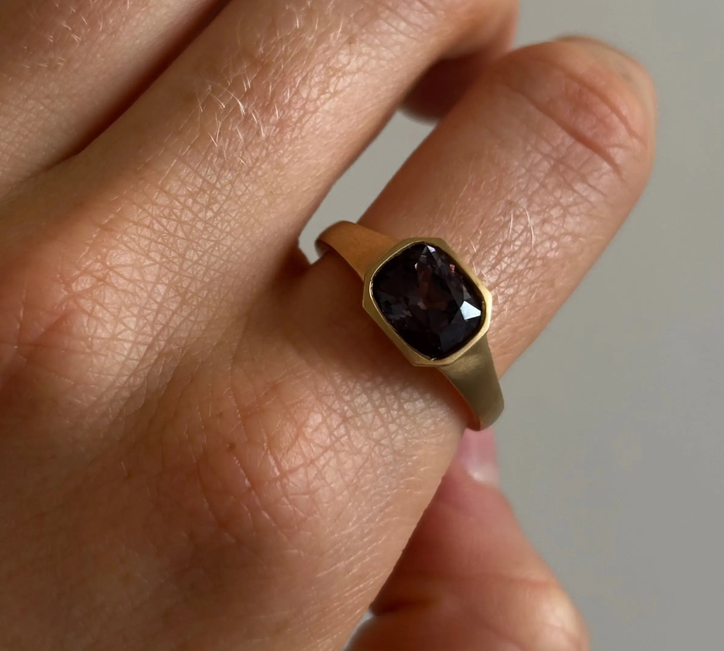 2.79ct Spinel Bezel Pinky Ring [on hand]