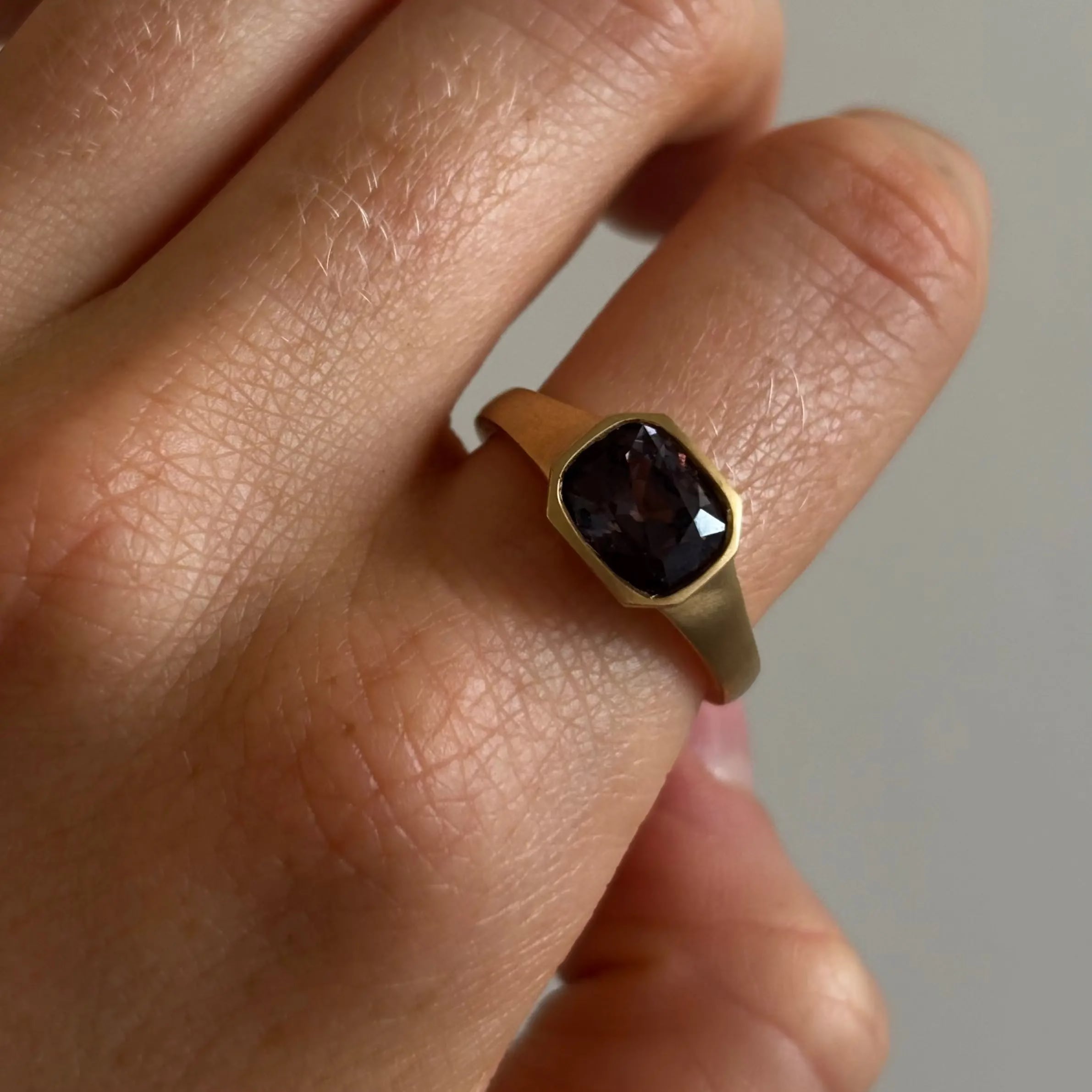 2.79ct Spinel Bezel Pinky Ring [on hand]