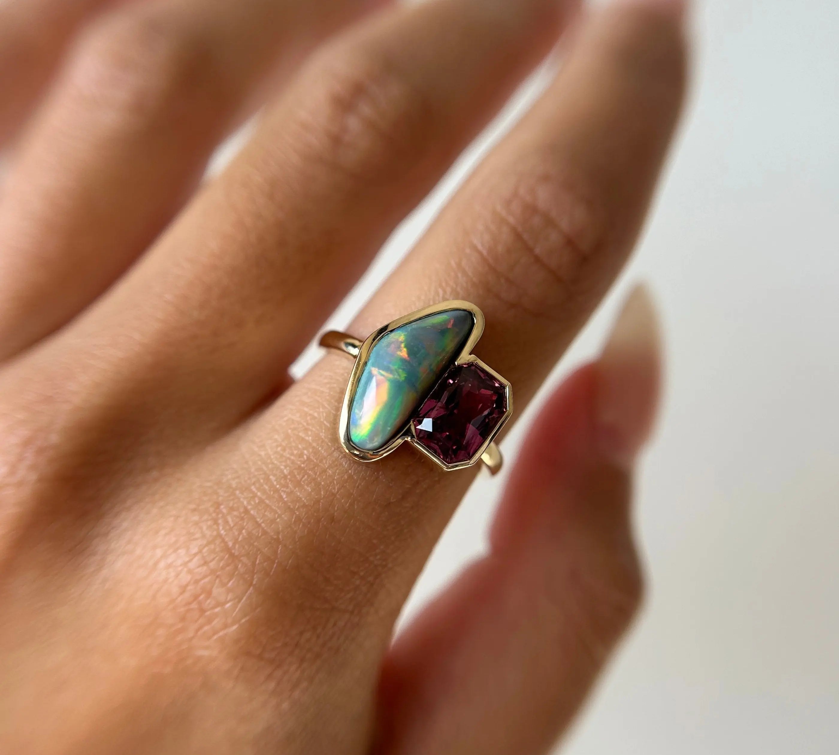 3.15ct Opal and 2.32ct Sapphire Ring [on hand]