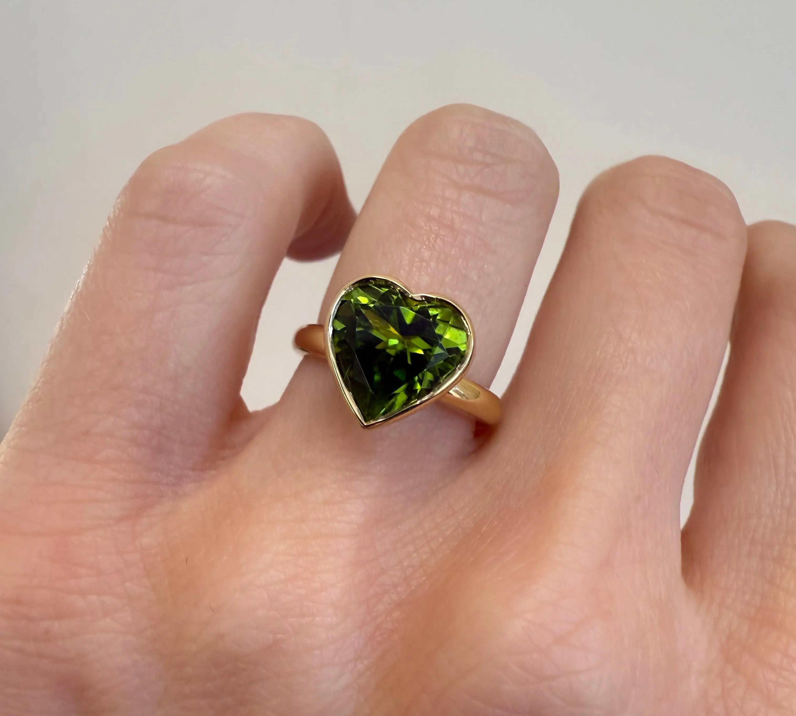 3.44ct Peridot Bezel Heart Ring [on hand]