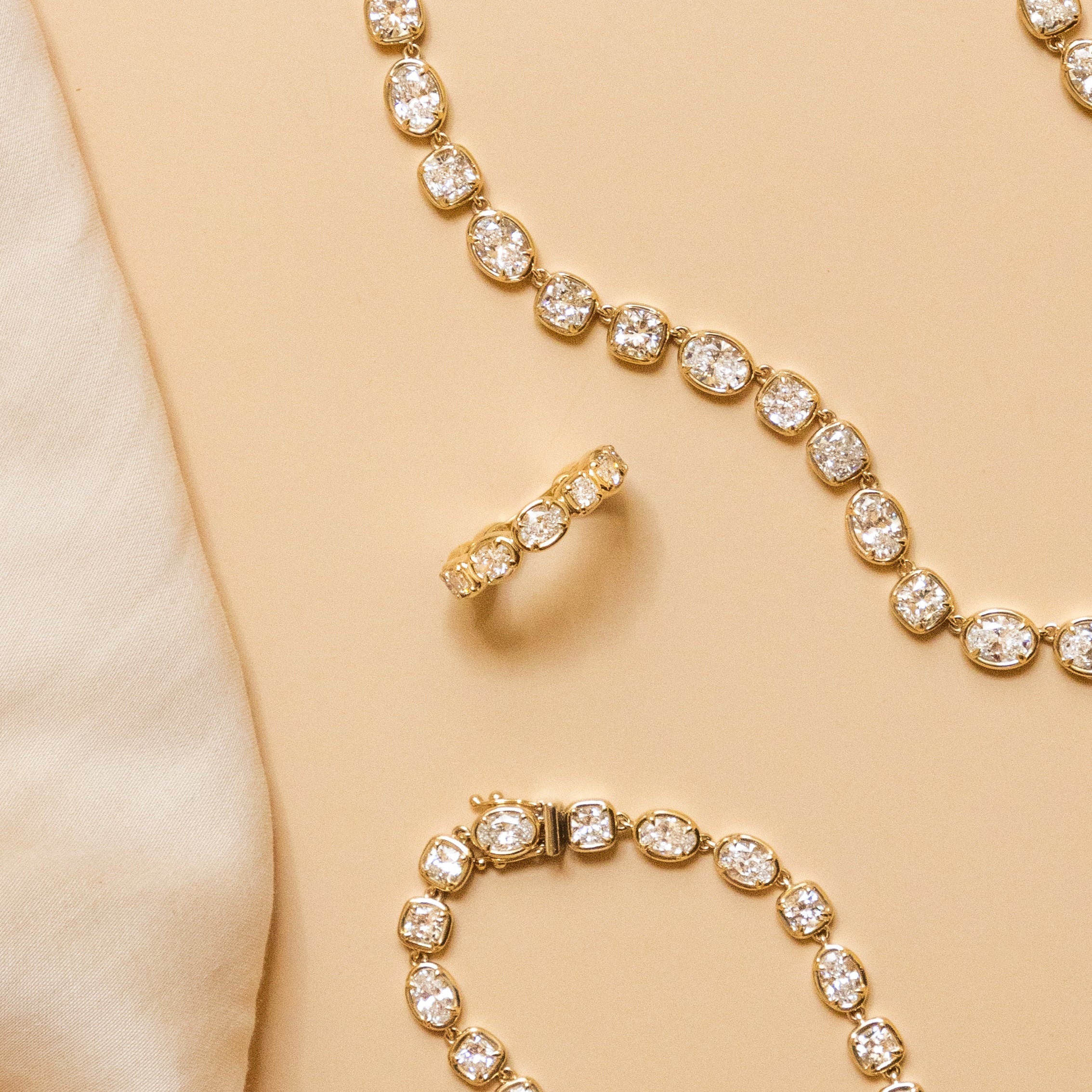 Lisse Eternity Band Flat Lay