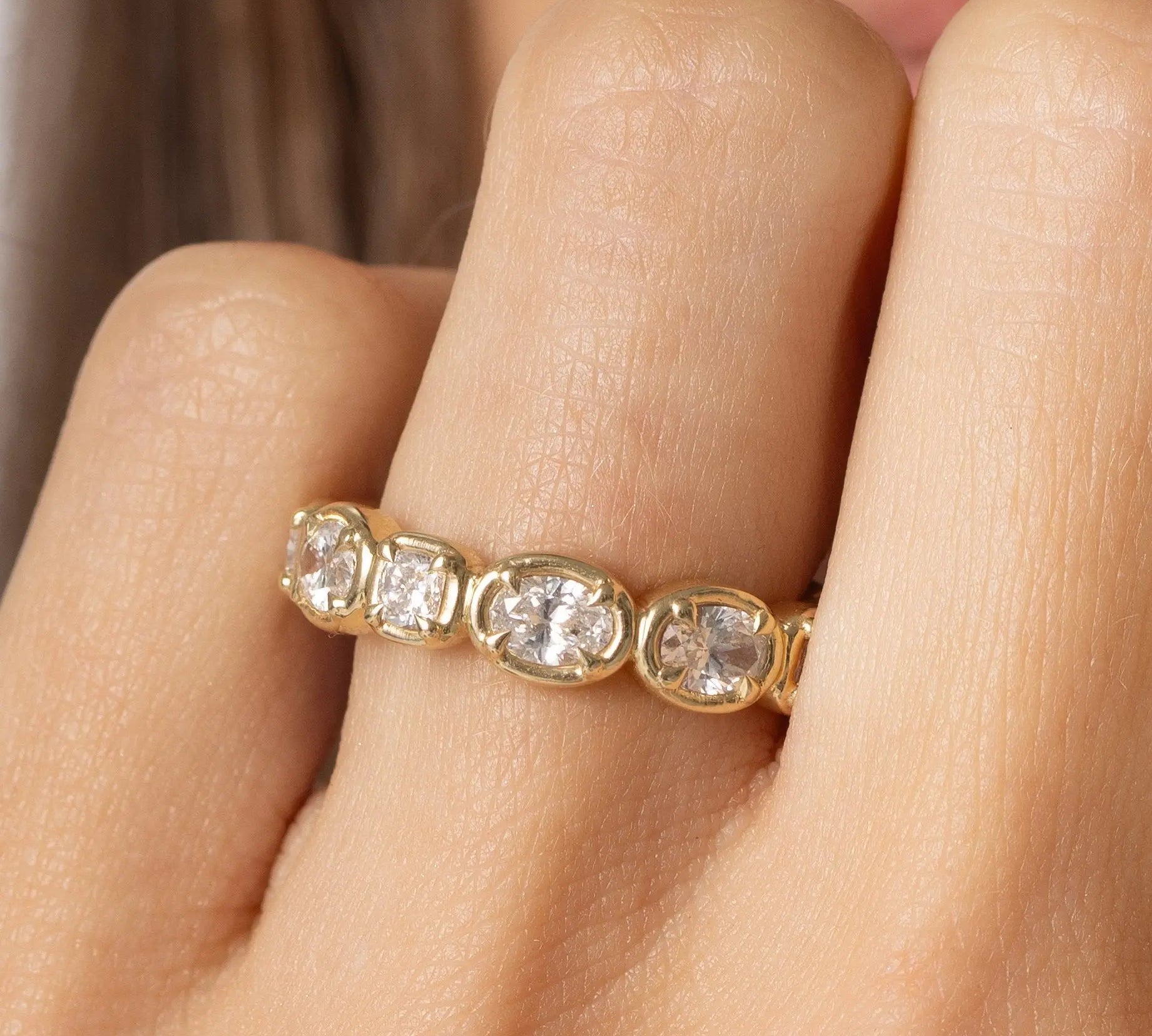 Close up of Lisse Eternity Band on woman's hand