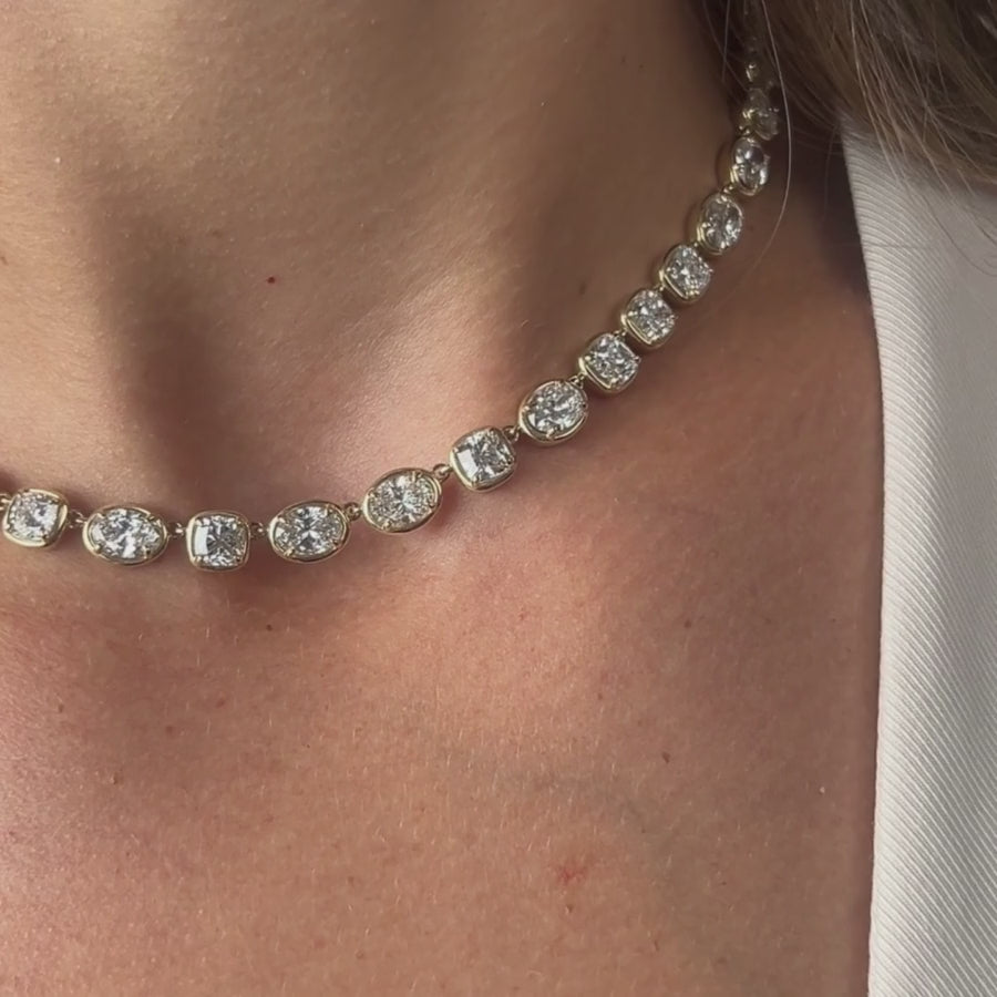 Video of Lisse Tennis Necklace on décolletage 