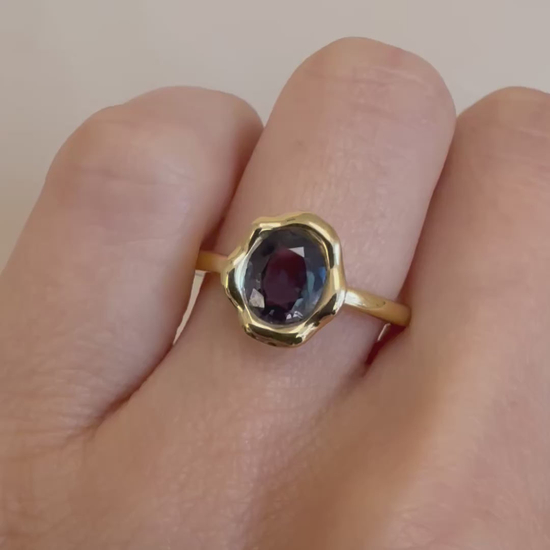 1.58ct Color Change Sapphire Abstract Bezel Ring [on hand]