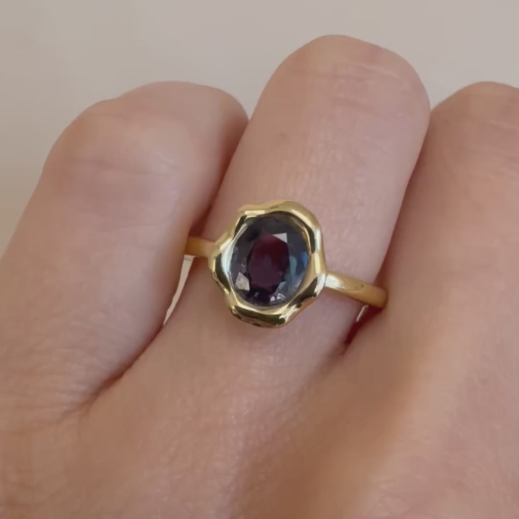 1.58ct Color Change Sapphire Abstract Bezel Ring [on hand]